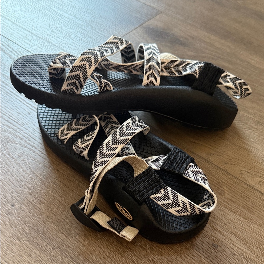 BRAND NEW Chaco Z/Cloud 2 Black and White sandals